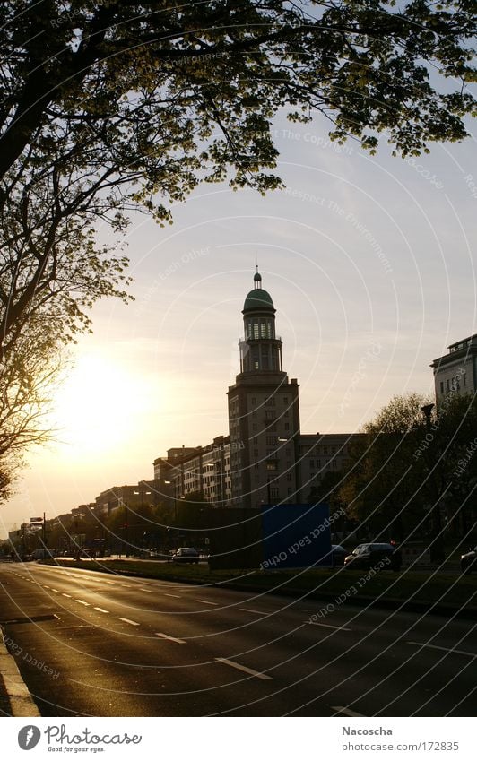 Frankfurter Tor Farbfoto Außenaufnahme Menschenleer Abend Dämmerung Sonnenlicht Sonnenaufgang Sonnenuntergang Gegenlicht Himmel Wolkenloser Himmel