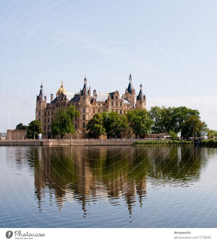 reflected castle Farbfoto Außenaufnahme Menschenleer Textfreiraum oben Tag Reflexion & Spiegelung Starke Tiefenschärfe Zentralperspektive