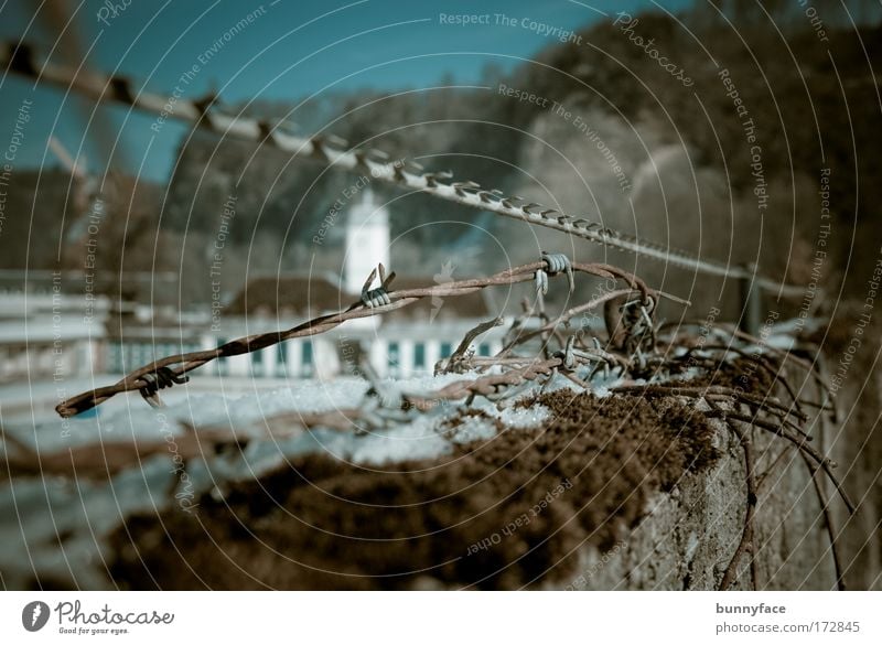 Hinter der Mauer Farbfoto Außenaufnahme Detailaufnahme Experiment Menschenleer Tag Unschärfe Schwache Tiefenschärfe Zentralperspektive Schwimmbad Gefängnis Wand