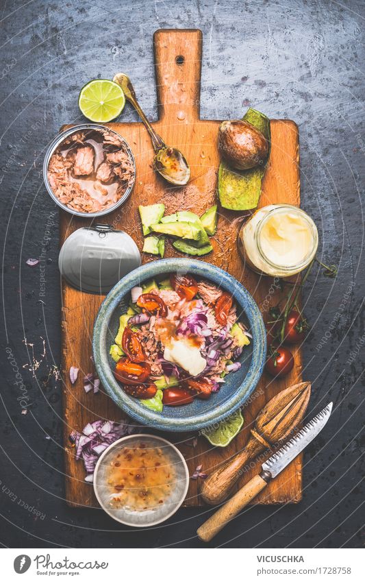 Gesunder Thunfisch Salat und Zutaten Lebensmittel Fisch Gemüse Salatbeilage Kräuter & Gewürze Öl Ernährung Mittagessen Abendessen Büffet Brunch Festessen