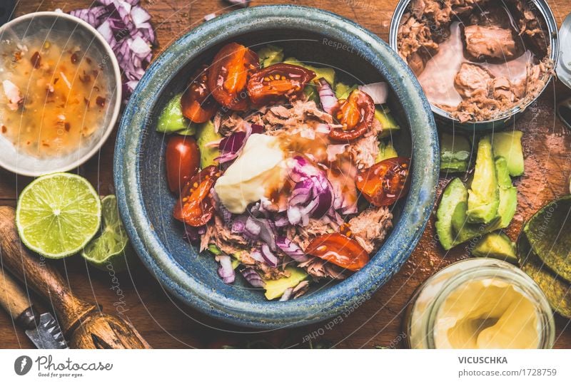 Thunfisch Salat mit Thunfisch in Dose und Zutaten Lebensmittel Fisch Gemüse Salatbeilage Kräuter & Gewürze Ernährung Mittagessen Festessen Bioprodukte