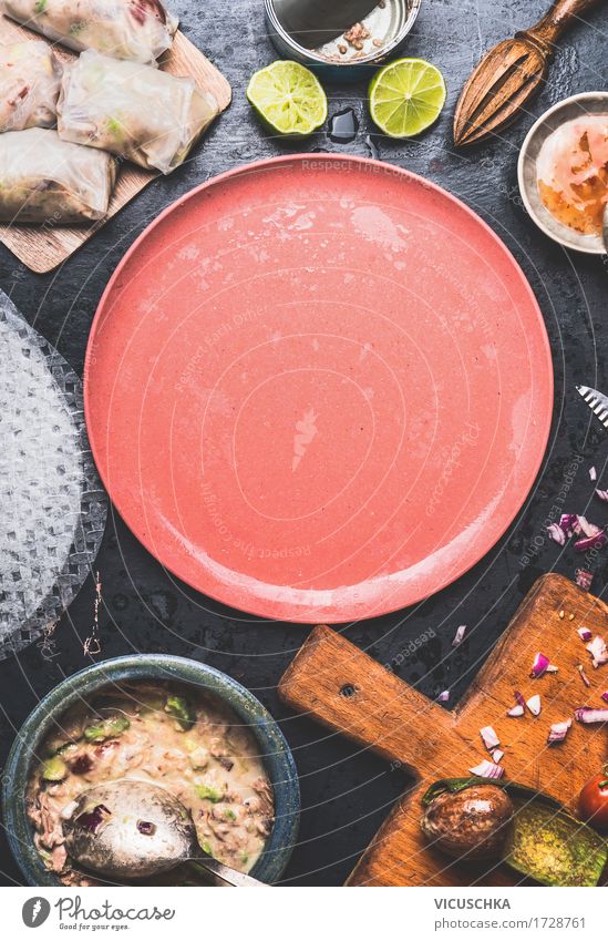 Vegetarische Sommerrollen mit Reispapier machen Lebensmittel Fisch Gemüse Salat Salatbeilage Ernährung Mittagessen Abendessen Büffet Brunch Festessen