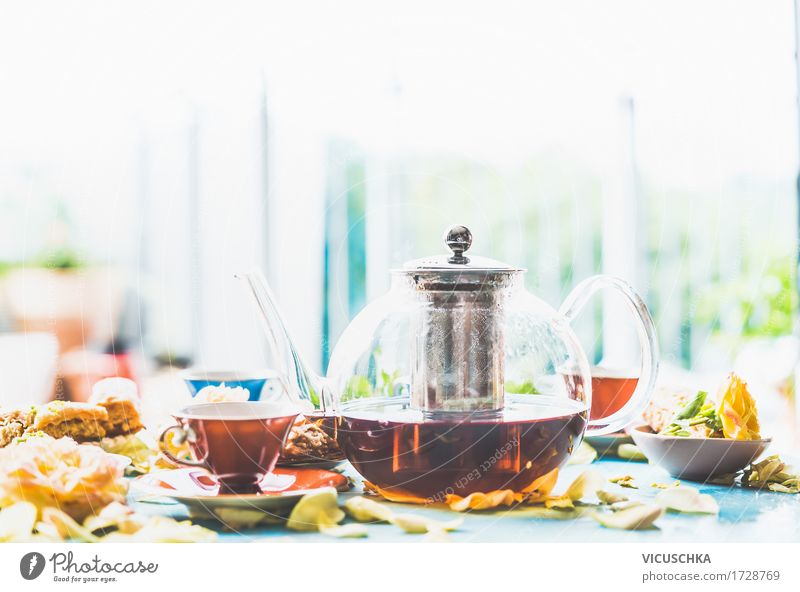 Tee trinken auf dem Tisch am Fenster Kuchen Dessert Süßwaren Büffet Brunch Getränk Heißgetränk Geschirr Tasse Glas Lifestyle Stil Design Häusliches Leben