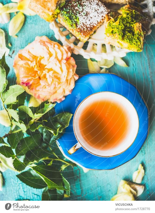 Tasse Tee mit Kuchen und Blumen Lebensmittel Süßwaren Ernährung Getränk Heißgetränk Teller Sommer Notebook gelb Stimmung Design Stil altehrwürdig Baklava