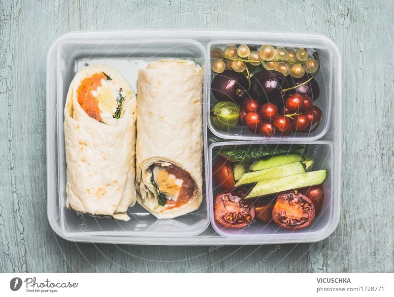 Gesundes vegetarisches Mittagessen Box mit Tortilla Wraps Lebensmittel Fisch Gemüse Salat Salatbeilage Frucht Brot Ernährung Festessen Bioprodukte