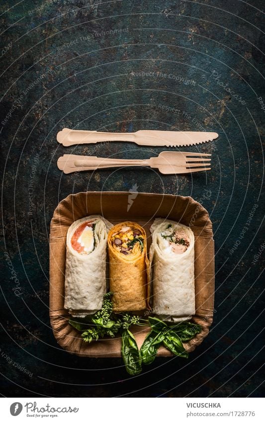 Vegetarische Wraps in Pappteller mit Holzbesteck Lebensmittel Fisch Gemüse Salat Salatbeilage Ernährung Mittagessen Picknick Bioprodukte Vegetarische Ernährung