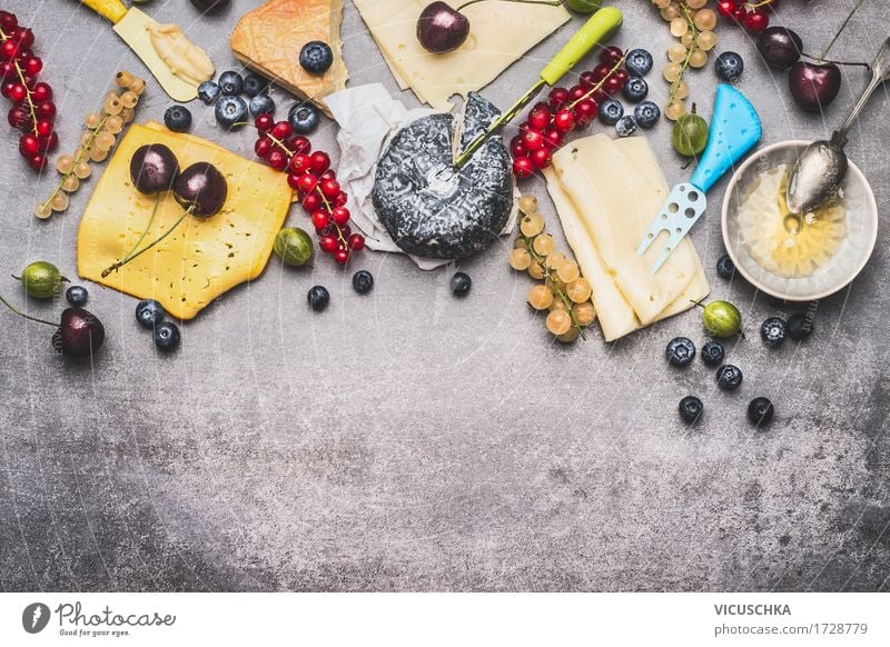 Köstliche Käseplatte mit Beeren und Honig Lebensmittel Milcherzeugnisse Frucht Dessert Süßwaren Ernährung Frühstück Büffet Brunch Bioprodukte Geschirr Teller