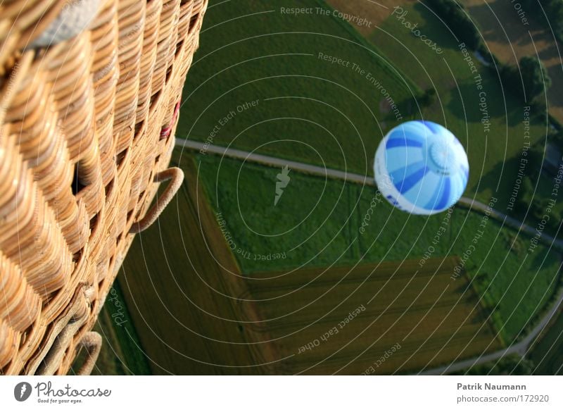 Überflugmanöver Luftaufnahme Weitwinkel Blick nach unten Freizeit & Hobby Ausflug Abenteuer Ferne Freiheit Ballone Himmel Luftverkehr Natur Landschaft Wiese