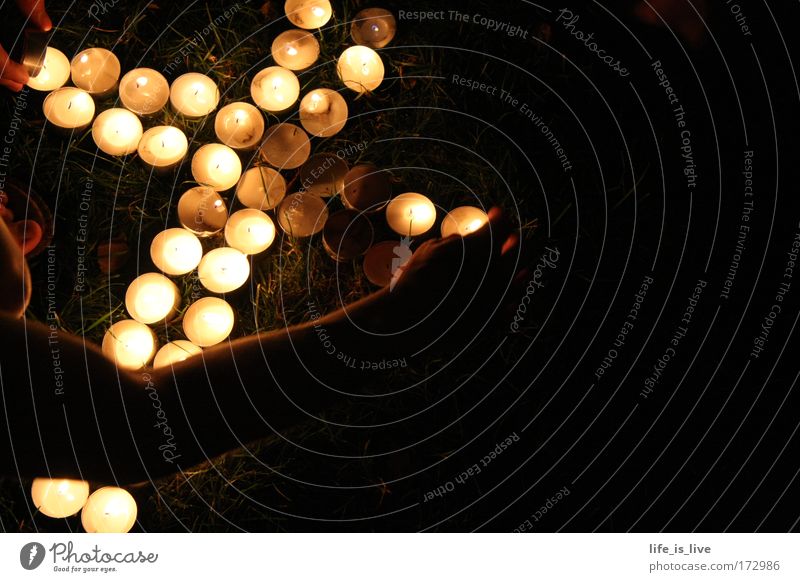 the cross of light Nacht Teelicht Kreuz Christliches Kreuz Kerzenschein Vor dunklem Hintergrund Textfreiraum rechts