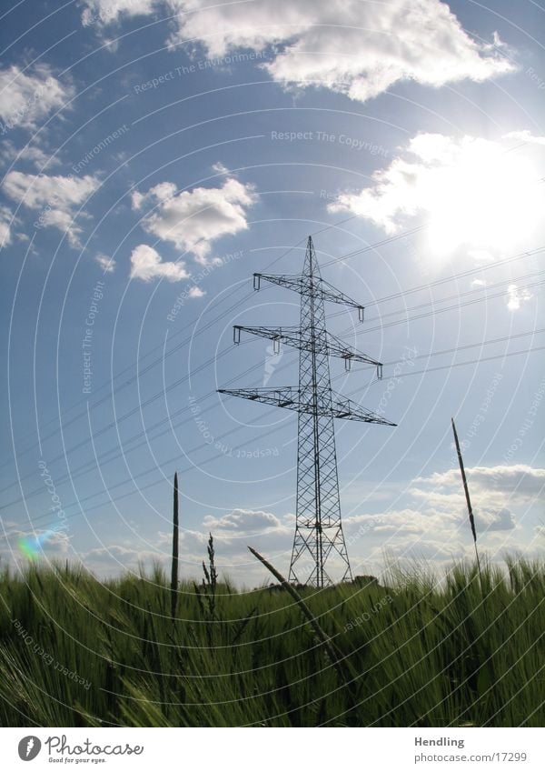 Die Sonne lacht, der Strom fließt Strommäste sind fast überall Sonne blendet die Wolken sind weiß