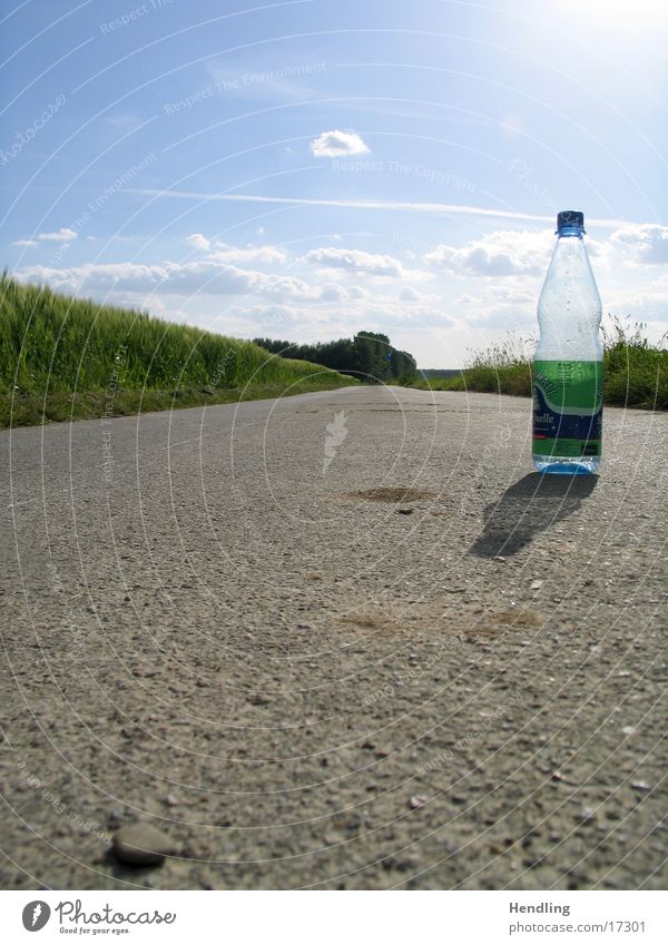 Einsame Flasche grün Dinge Sonne Wege & Pfade Einsamkeit Lichtbrecher Schatten blau