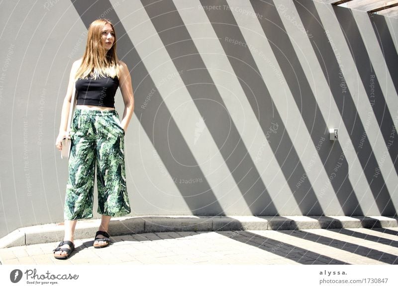 Blumenhöschen. Mensch feminin Junge Frau Jugendliche Erwachsene 1 18-30 Jahre Sommer Schönes Wetter Kleinstadt Stadt Stadtzentrum Haus Architektur Mauer Wand