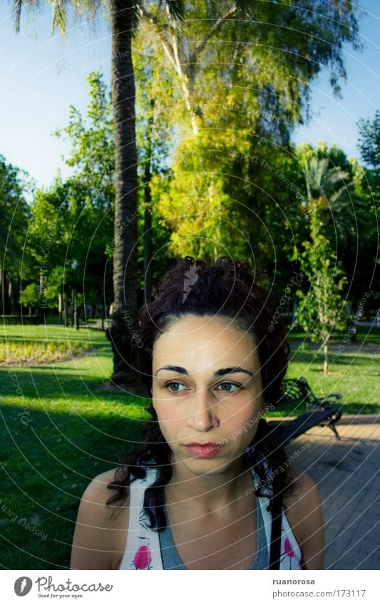 Blick Gesicht Frau Garten Park Kussmund Mund Maul Denken interessant Behaarung Farbe grün Gras Rasen Himmel Baum Jugendliche