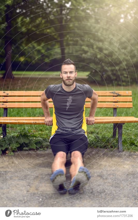 Junger Mann, der in einem Park trainiert Lifestyle Körper Gesicht Sport Erwachsene 1 Mensch 18-30 Jahre Jugendliche Natur Vollbart Holz Fitness sportlich modern