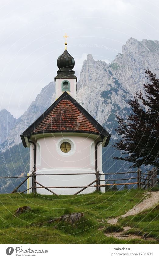 Bergkapelle Ferien & Urlaub & Reisen Freiheit Berge u. Gebirge wandern Landschaft Wiese Felsen Alpen Menschenleer Kirche Architektur Wege & Pfade Kreuz Erholung