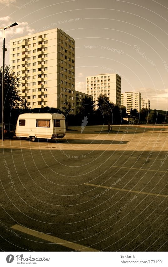 Asphalt-Camping Farbfoto Außenaufnahme Menschenleer Tag Schatten Kontrast Zentralperspektive Ausflug Linz Österreich Stadt Hochhaus Fassade außergewöhnlich