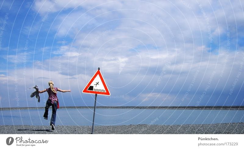 Schild? Welches Schild? Farbfoto Textfreiraum oben Rückansicht Mensch feminin Junge Frau Jugendliche Freundschaft Rücken 18-30 Jahre Erwachsene Jugendkultur