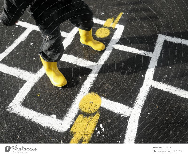 Billie Jean Farbfoto Schatten Spielen Kinderspiel Himmel (Jenseits) Hölle maskulin 1 Mensch 3-8 Jahre Kindheit Hose Jacke Stiefel Gummistiefel gelb weiß Freude