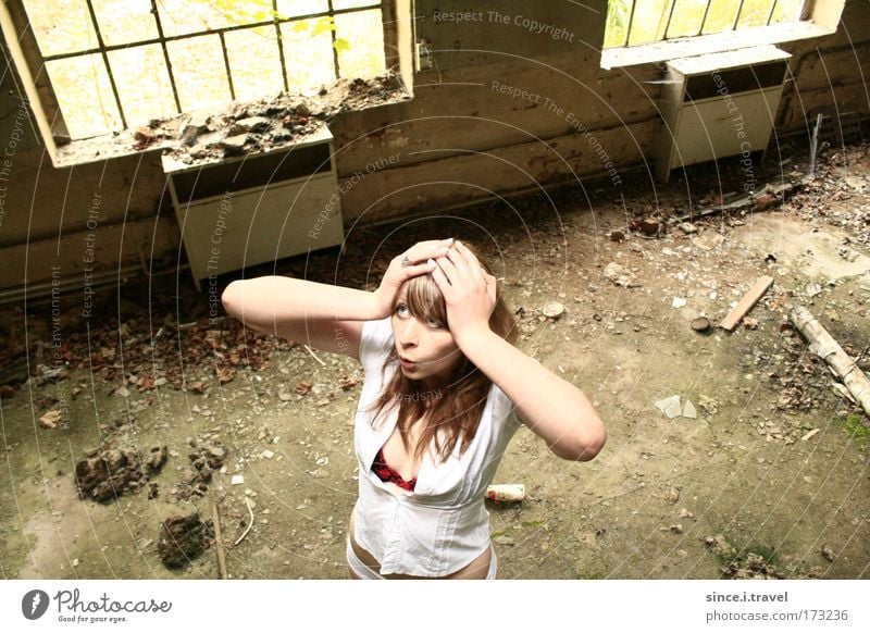 Oh Schreck... Farbfoto Außenaufnahme Innenaufnahme abstrakt Tag Langzeitbelichtung Vogelperspektive Oberkörper Blick nach oben Mensch feminin Junge Frau