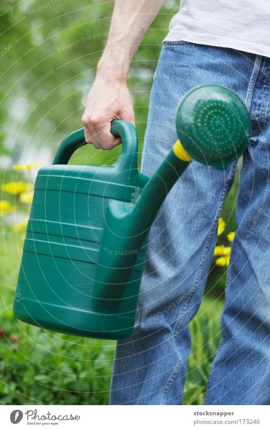 Gießkanne im Freien Sommer Tag Ausguss Garten Arbeit Gerät Gartenarbeit Wasser tragen Beteiligung Griffe Hand Dose Kunststoff grün greifen Außenaufnahme