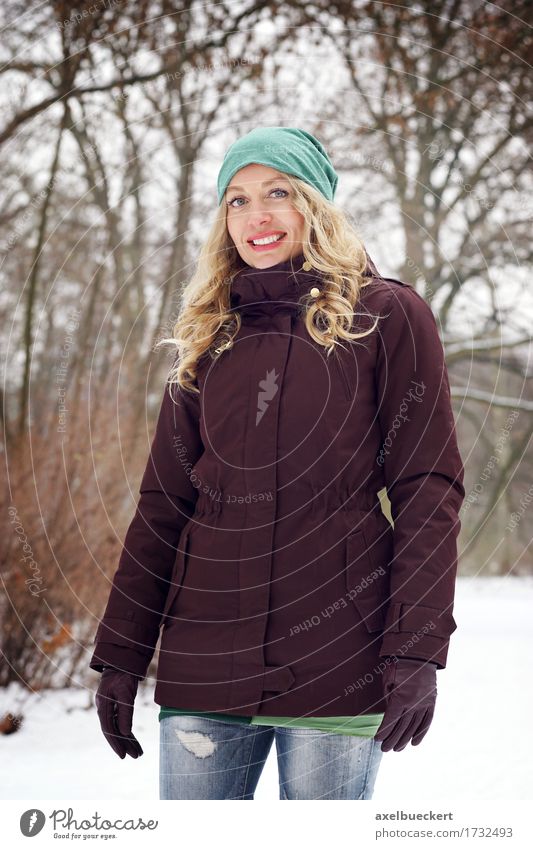 blonde Frau im Wintermode Lifestyle Freude Freizeit & Hobby Schnee Mensch feminin Junge Frau Jugendliche Erwachsene 1 30-45 Jahre Natur Wetter Park Wald Mode