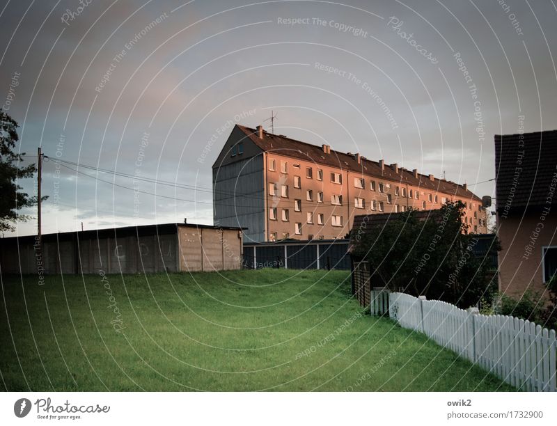 Oberhaus Himmel Wolken Klima Schönes Wetter Baum Gras Dorf bevölkert Haus Gebäude Garage Gartenzaun Wiese Strommast Kabel Hochspannungsleitung Wahlwerbung CDU