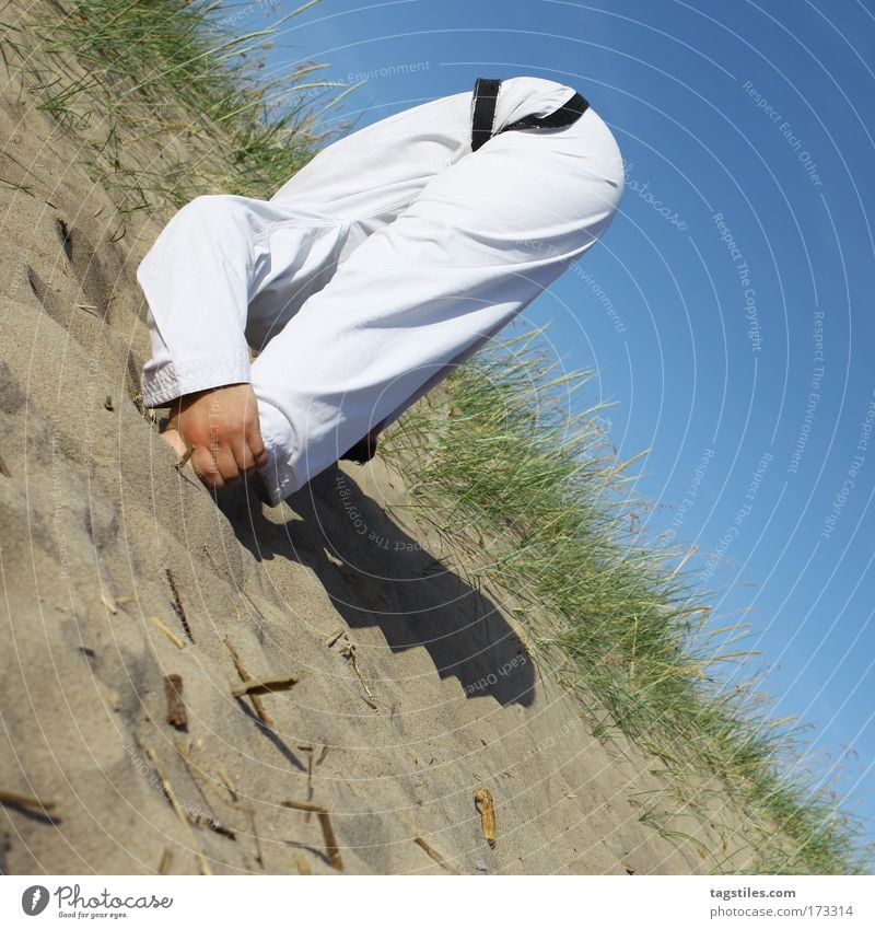 DEN KOPF IN DEN SAND STECKEN Kopf Sand Taekwondo Kampfsport Kampfsportler Sportler fighter Karate Kampfanzug verstecken sich Bewegung beweglich gelenkig