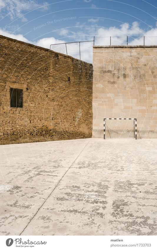 Tor Sport Ballsport Fußball Sportstätten Fußballplatz Schönes Wetter Kleinstadt Altstadt Menschenleer Haus Mauer Wand Fenster blau braun gelb Zaun Farbfoto