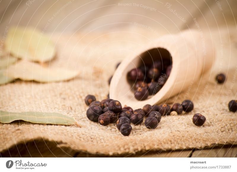 wacholderbeeren Wacholder Beeren Kräuter & Gewürze Würzig jutedecke Kochlöffel Lorbeer Zutaten Makroaufnahme Detailaufnahme Nahaufnahme Gesunde Ernährung Essen