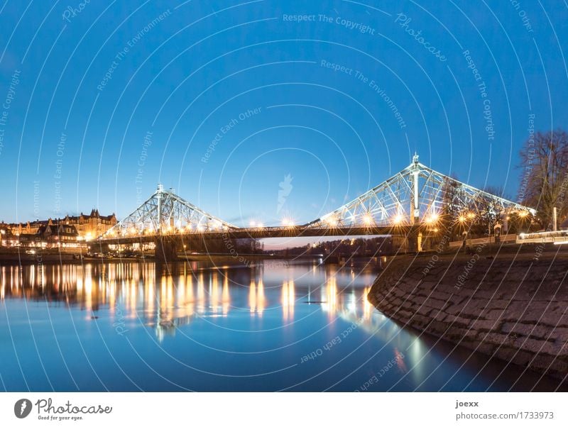 Verbindung Dresden Brücke alt groß schön blau orange Idylle Stil Vergangenheit Wege & Pfade Farbfoto mehrfarbig Außenaufnahme Abend Kunstlicht