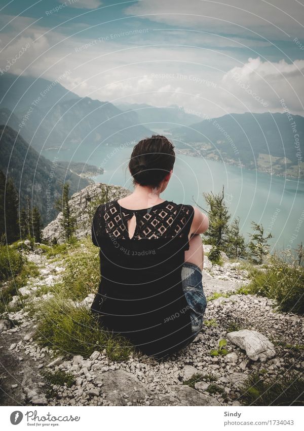 Fernblick feminin Frau Erwachsene Rücken 1 Mensch 18-30 Jahre Jugendliche Landschaft Erde Wasser Wolken Sommer Schönes Wetter Felsen Berge u. Gebirge See