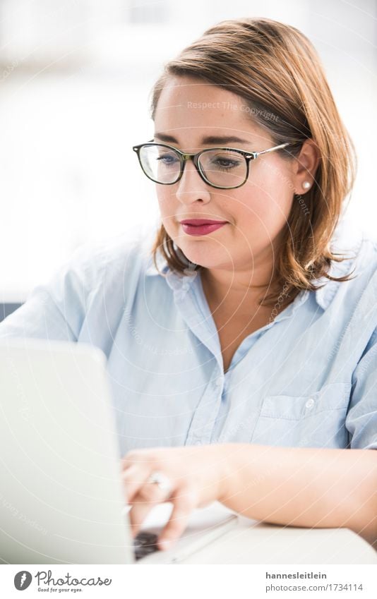 Laura Notebook Internet feminin Junge Frau Jugendliche 1 Mensch 18-30 Jahre Erwachsene Medien Neue Medien Mode Hemd Arbeit & Erwerbstätigkeit Kommunizieren