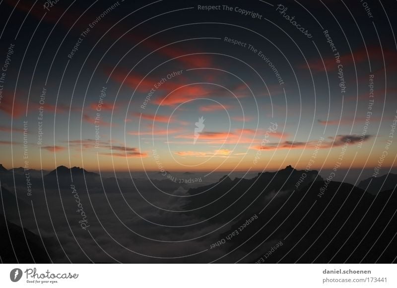 letzte Zigarette vor der Hütte Farbfoto Menschenleer Textfreiraum links Textfreiraum rechts Textfreiraum oben Textfreiraum unten Dämmerung Nacht Sonnenaufgang