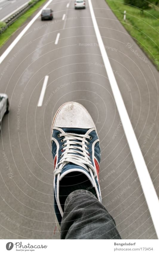 Guillivers Reisen Mensch Beine Fuß 1 Verkehrsmittel Straßenverkehr Autofahren Fußgänger Autobahn Brücke PKW Turnschuh Farbfoto Außenaufnahme Detailaufnahme