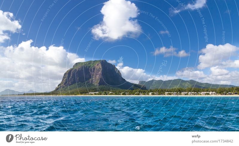 Le Morne Brabant in Mauritius mit Meer Panorama Ferien & Urlaub & Reisen Tourismus Sommer Insel Berge u. Gebirge Wasser Küste blau weiß Himmel Sandstrand