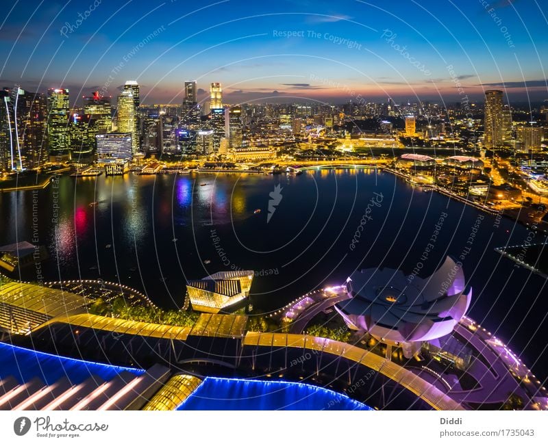 Singapur Singapore Singapurer Asien Hauptstadt Hafenstadt Skyline Haus Hochhaus Bankgebäude Bauwerk Gebäude Sehenswürdigkeit Wasser Tourismus Kunsthandwerk