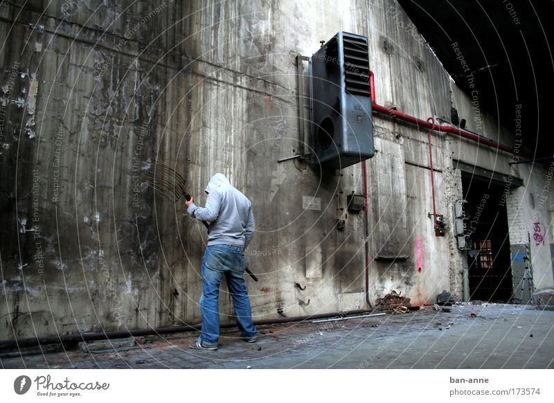 Gegen die Wand.. Gedeckte Farben Innenaufnahme Kontrast Ganzkörperaufnahme Rückansicht Blick nach unten Industrie Mensch maskulin Rücken 1 Industrieanlage