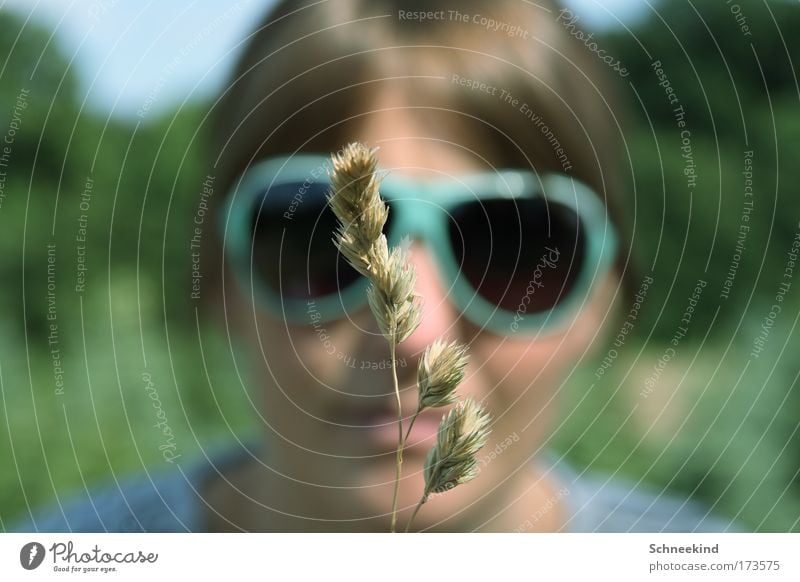 AF Farbfoto Außenaufnahme Tag Schatten Kontrast Schwache Tiefenschärfe Zentralperspektive Porträt Vorderansicht Blick in die Kamera Junge Frau Jugendliche Kopf