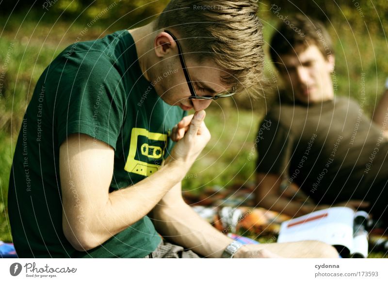 Lektüre Farbfoto Außenaufnahme Nahaufnahme Detailaufnahme Textfreiraum links Textfreiraum rechts Textfreiraum unten Tag Schatten Kontrast Sonnenlicht