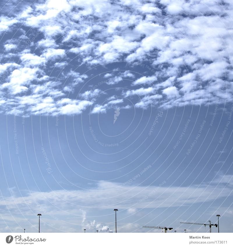 im aufbau Baustelle Medienbranche Karriere Erfolg Fortschritt Zukunft Himmel Wolken Horizont Kran Scheinwerfer Laterne Licht bauen Geschwindigkeit