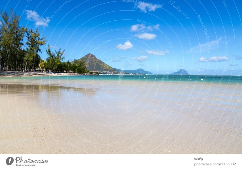 Strand von Flic en flac mit blick auf Tourelle du Tamarin Ferien & Urlaub & Reisen Tourismus Sommer Meer Insel Berge u. Gebirge Wasser Wolken Bucht türkis