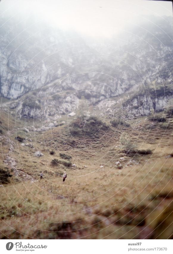 Crop it! Farbfoto Außenaufnahme Textfreiraum oben Morgendämmerung Unschärfe Weitwinkel Klettern Bergsteigen Mensch Mann Erwachsene 1 Umwelt Natur Landschaft