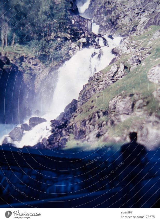 Positive Liquid Farbfoto Außenaufnahme Unschärfe Klettern Bergsteigen Mann Erwachsene 1 Mensch Wasserfall wandern Wassermassen Besichtigung Aussicht