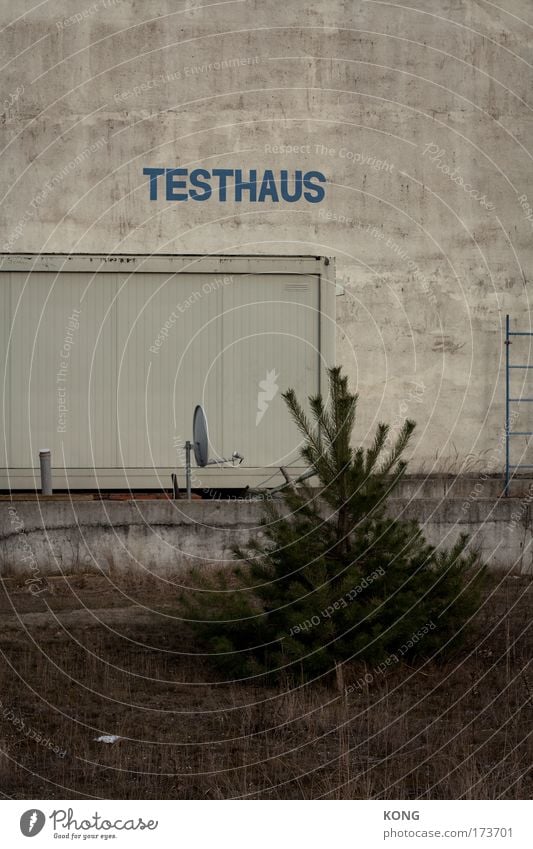 test Gedeckte Farben Menschenleer Haus Einfamilienhaus Traumhaus Industrieanlage Bauwerk Gebäude Fassade Stein Beton Häusliches Leben authentisch trashig trist