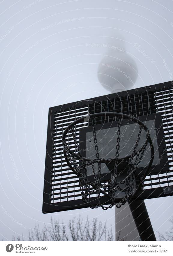 Airball Basketball Basketballkorb Nebel Eis Frost Berlin-Mitte Alexanderplatz Turm Antenne Berliner Fernsehturm rund blau grau Heimweh ästhetisch innovativ