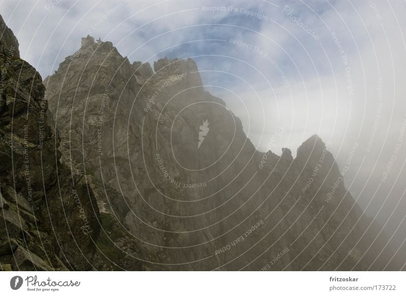 Festung aus Fels Farbfoto Außenaufnahme Natur Landschaft Himmel Wolken Nebel Felsen Berge u. Gebirge Ifinger Alpen Gipfel Märchenlandschaft