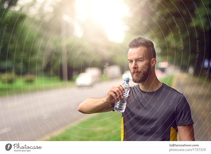 Junger bärtiger Mann, der Tafelwasser trinkt trinken Lifestyle Gesicht Sommer Erwachsene 1 Mensch 18-30 Jahre Jugendliche Wärme Vollbart Fitness sportlich rein