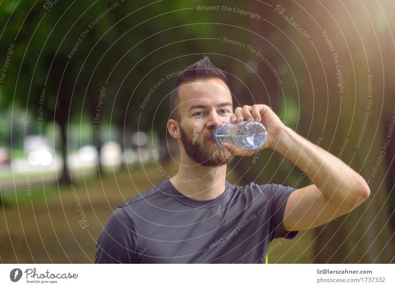 Junger Mann, der Tafelwasser trinkt trinken Lifestyle Gesicht Sommer maskulin Erwachsene 1 Mensch 18-30 Jahre Jugendliche Wärme Vollbart Fitness sportlich rein