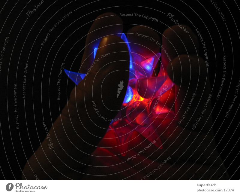 Blinkestern Hand glühen rot dunkel Finger Stern (Symbol) Lampe blau festhalten