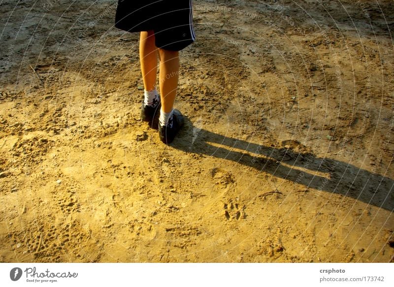 Warten auf den Ball Freizeit & Hobby Spielen Sport Ballsport Fußballplatz Mensch maskulin Junge Kindheit Jugendliche Beine 1 Jugendkultur Sand Schönes Wetter